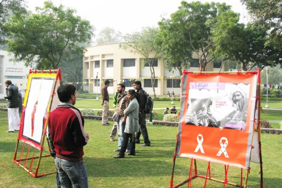 Bamboo-and-metal ArtMoves display featuring work by Jamia Millia Islamia University students